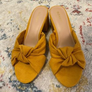 NWOT-Yellow knotted heels